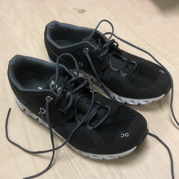 On cloud running shoes - Picture 3 of 5